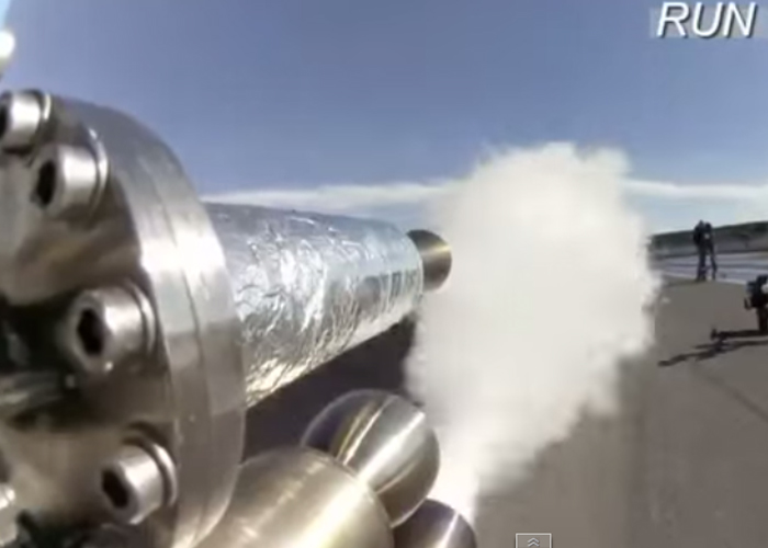 “فيديو” دراجة صاروخية تتفوق على سيارة فيراري وتسجل رقمًا قياسياً
