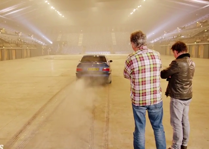 “فيديو” جيرمي كلاركسون يختبر تسارع سيارة بي ام دبليو M3 بطريقته الخاصة