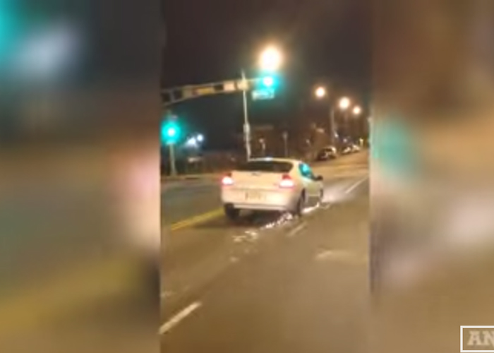 “فيديو” شاهد امرأة تستمر في قيادة سيارتها بالرغم من فقدانها للإطار!