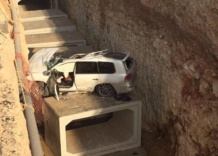 “بالصور” سقوط جيب لكزس في حفرية عميقة شمال مدينة الرياض