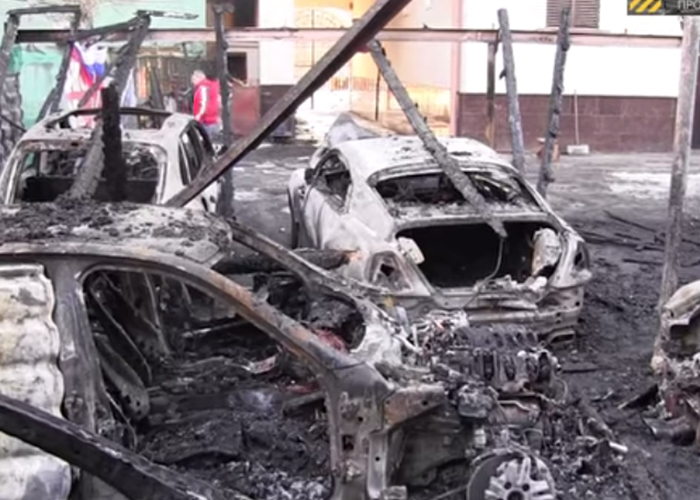 “فيديو” ثري روسي يفقد 12 سيارة فاخرة قاموا بحرقها أشخاص مجهولين