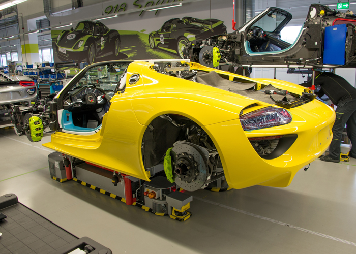 “بالصور” شاهد جولة داخل مصنع تجميع سيارة بورش 918 سبايدر 2015 الجديدة