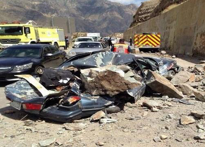 “بالصور” صخور تسقط على سيارة كامري وتسحقها بطريق الباحة السعودي