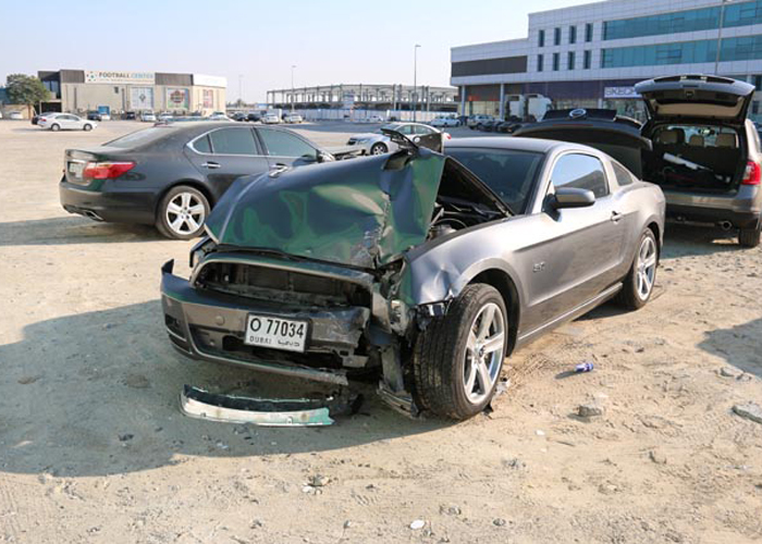 “فيديو” عامل صف السيارات يحطم سيارة فورد موستنج في مدينة دبي