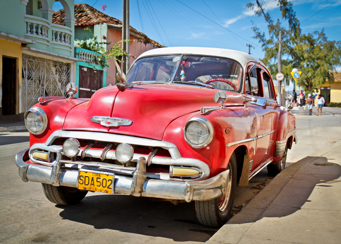 “بالصور والفيديو” شاهد جمهورية كوبا وسياراتها القديمة التي تعيدك الى “الماضي الجميل”