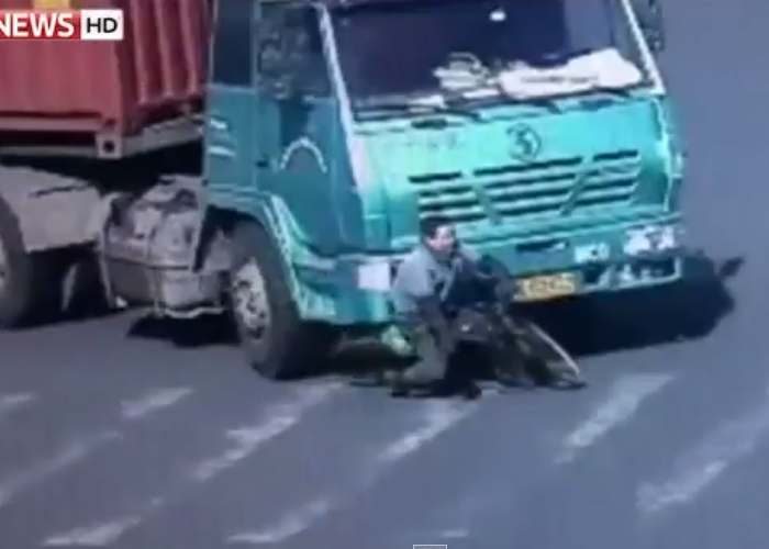 "فيديو" سائق دراجة صيني ينجو بأعجوبة بعد أن مرت فوقه شاحنة! 3