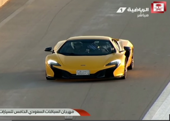“فيديو” امير الرياض يقود سيارة “ماكلارين 650S” على حلبة الريم