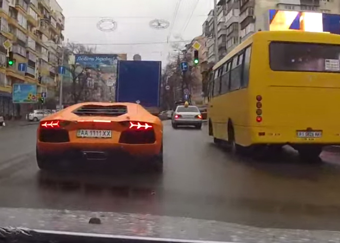 “فيديو” الروسيين يتوجهون لشراء السيارات الفاخرة بعد إنخفاض سعر عملتهم