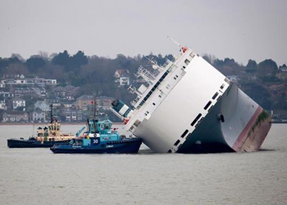 “بالصور” شاهد سفينة شحن سيارات تجنح قبالة الساحل الإنجليزي
