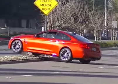 “فيديو” سائق BMW M4 كوبيه الجديدة يتباهى بسيارته امام الماره ويصطدم بها