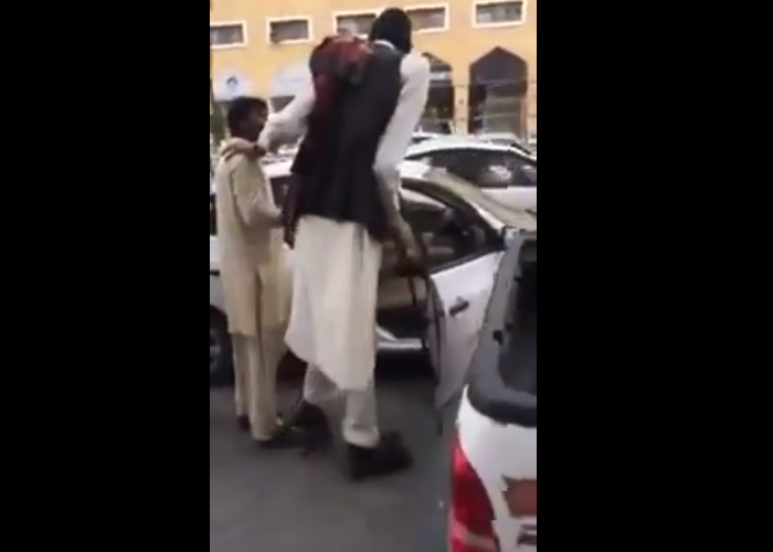 “فيديو” شاهد كيف يركب اطول رجل في العالم سيارة أجرة في السعودية
