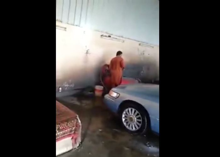 “فيديو” شاهد مواطن يوثق سرقة عامل مغسلة اساور ذهب من سيارته