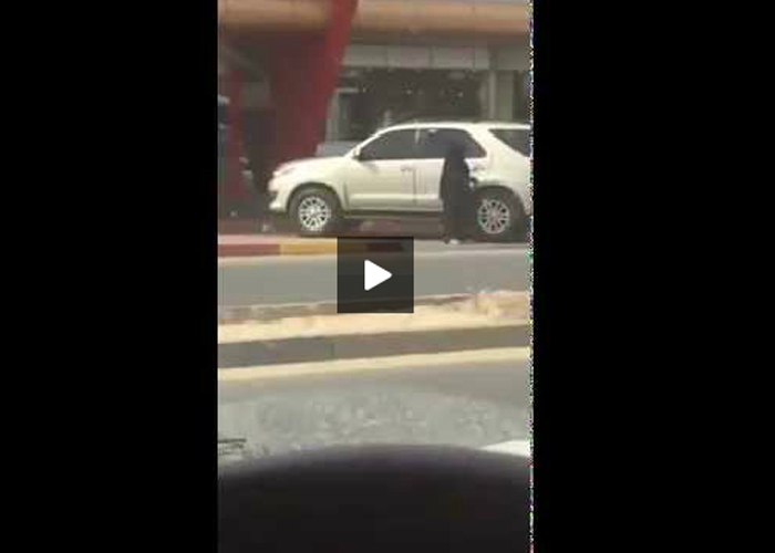 “بالفيديو” سعودية تحرك سيارة زوجها التي أغلقت الطريق وتوقفها بالمكان المخصص لها