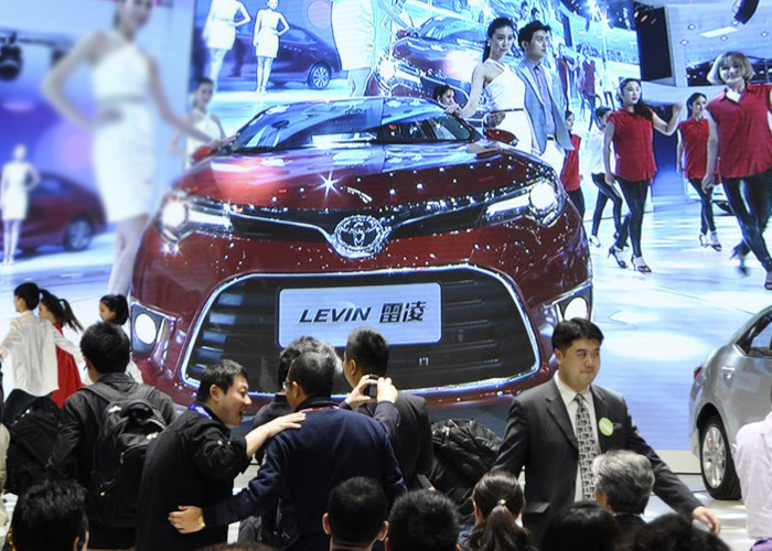 "بالصور" تويوتا تعرض في بكين كورولا 2015 المطورة الجديدة Toyota Corolla 1