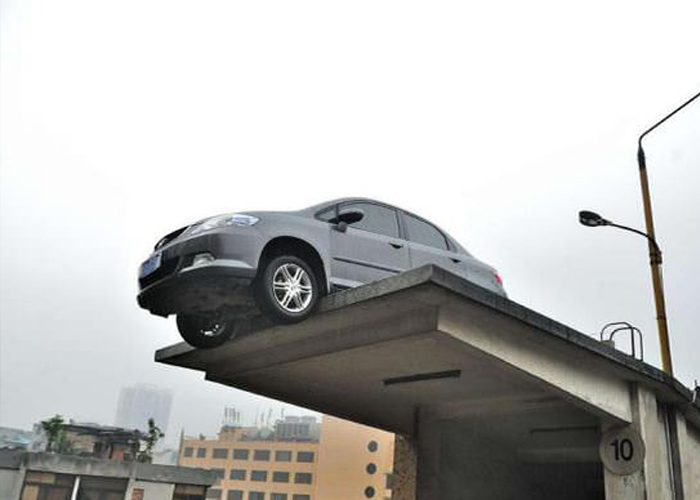 “بالصور” شاهد كيف اراد صيني توفير ضريبة وقوف سيارته في مواقف مدينة جوانزو!
