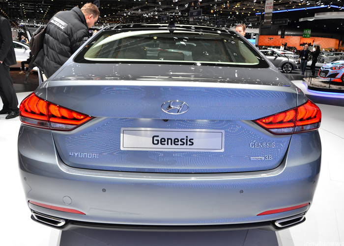 هيونداي جينيسيس 2015 بمحرك V8 و420 حصان و8 سرعات Hyundai Genesis