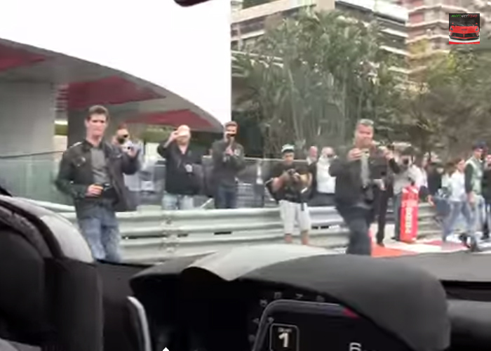 “فيديو” شاهد ردة فعل الناس في شوارع موناكو عند رؤيتهم سيارة لافيراري الجديدة