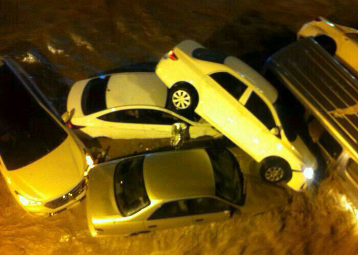 “بالصور” سيول مكة والامطار الغزيرة تجرف السيارات وتحتجزها داخل الاحياء