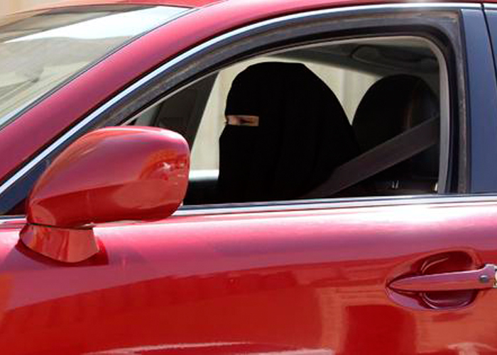 سعودية ترسل لزوجها مقطعاً لقيادتها السيارة احتفالاً بعيد زواجهما فيطلقها 1
