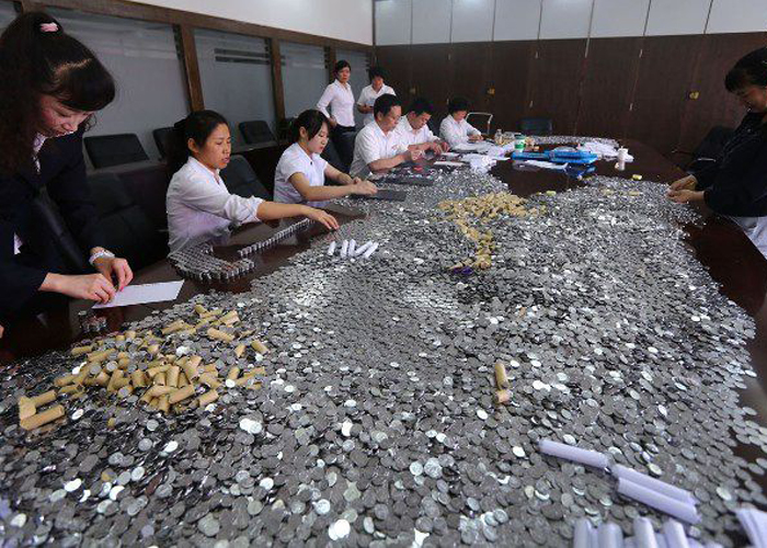 “صور” شاهد كيف قام مواطن صيني بدفع ثمن مخالفته المرورية بالعملات النقدية المعدنية!
