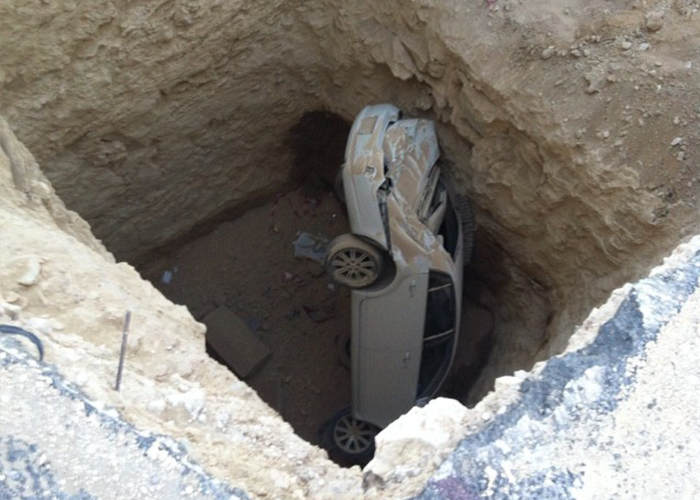 “بالصور” سقوط سيارة تويوتا افالون في حفرة عميقة بمدينة الدمام