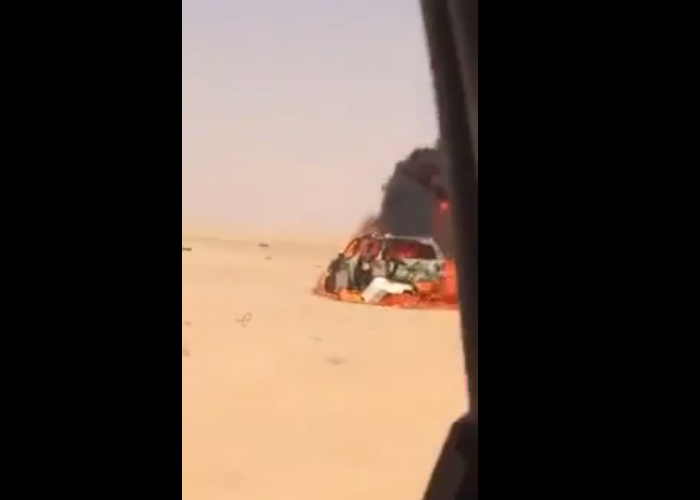 "فيديو" مجهول على طريق الرياض يطلق الرصاص على سيارة تويوتا ويحرقها 3