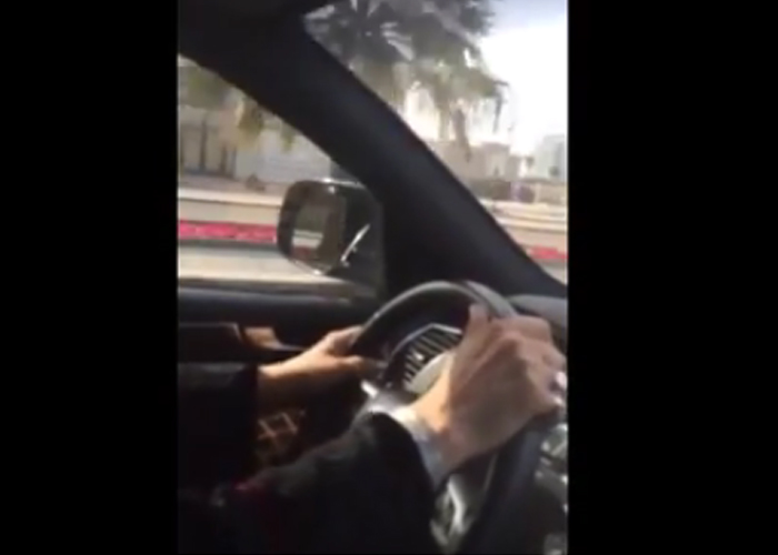 “بالفيديو” سيدة أعمال سعودية تقود سيارتها بكورنيش الخبر وتؤكد عدم تعرضها لمضايقات