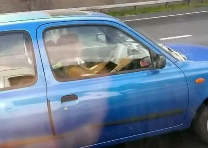 “بالصور” سيدة بريطانية تقرأ كتاباً خلال قيادة سيارتها وتربك حركة السير