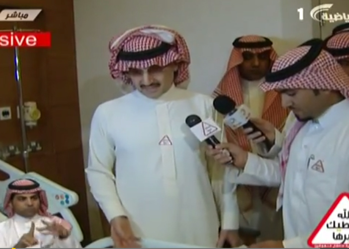 “فيديو” شاهد الوليد بن طلال: سيارتي انقلبت بي 3 مرات بموكب الملك عبدالله