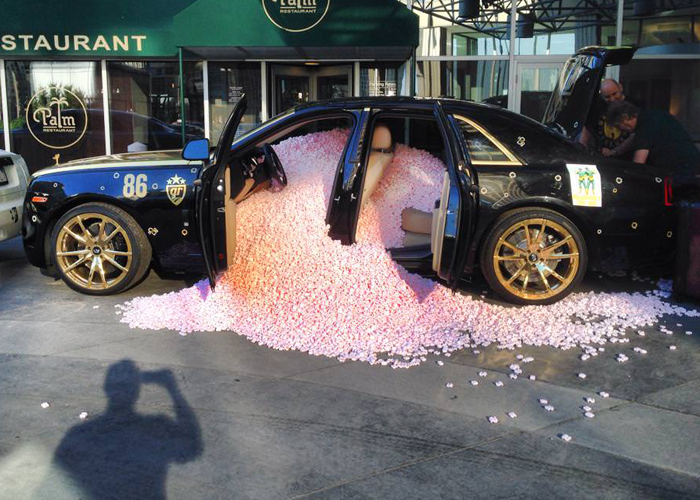“بالصور” سائق يجد مفاجأة داخل سيارته الرولز رويس بسبب جعل ابوابها مفتوحة!