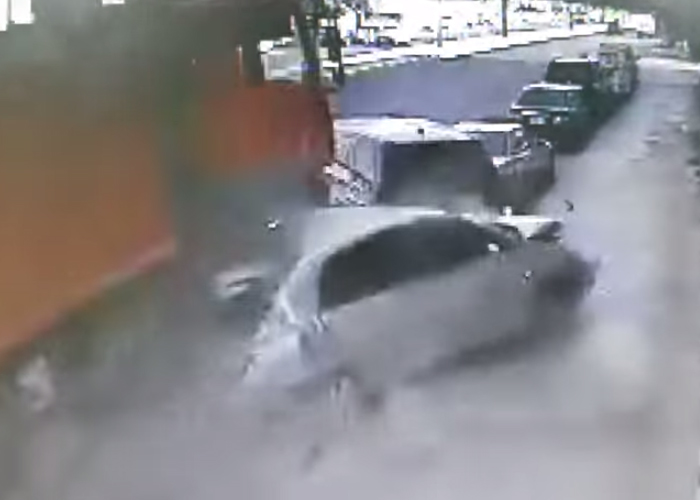 “فيديو” شاهد ‫‫لحظة اصطدام شاحنة بعدة سيارات متوقفة في مدينة الشارقة‬‬‬‎