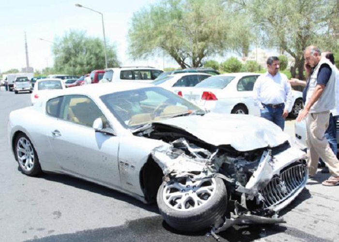 "بالصور والفيديو" فتاة كويتية تقود سيارة مازيراتي بتهور وتحطم 6 سيارات 3