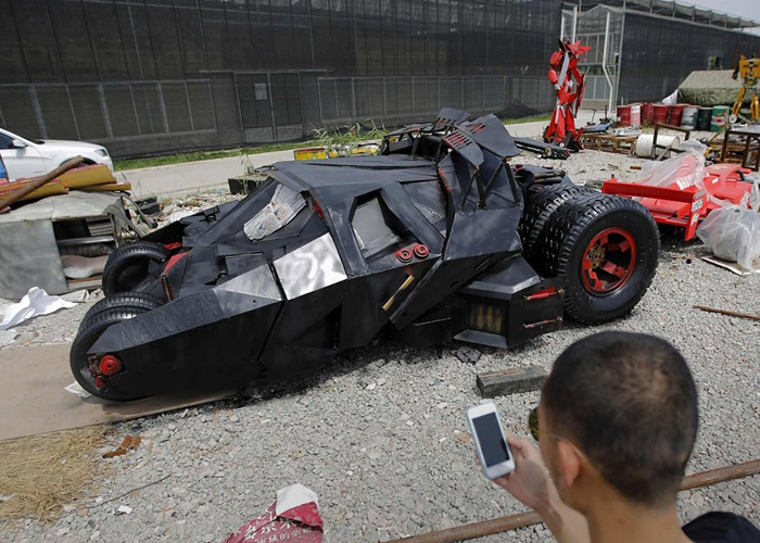 “بالصور” صيني يقوم بصنع نسخة مقلدة من سيارة باتمان “باتموبيل” Batman Batmobile