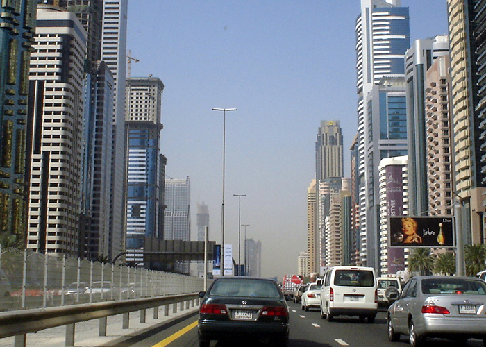 “مرور دبي”: مخالفة مرورية لكل سيارة تسير ببطئ داخل الشوارع المخصصة للسرعة