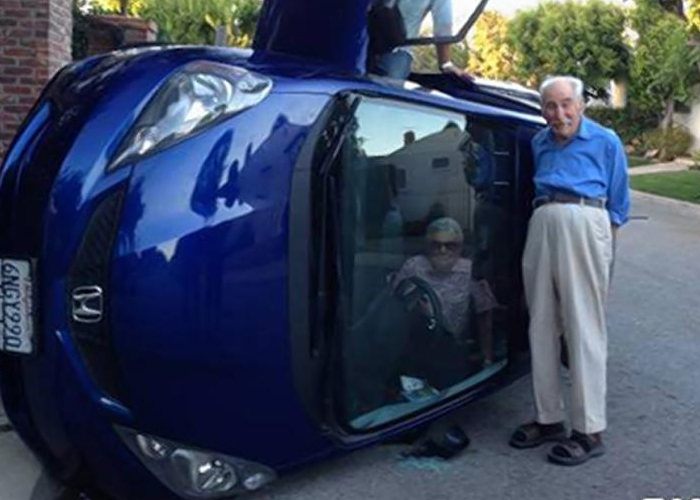 مسنان في الثمانين يلتقطان صور "سيلفي" خلال حادث انقلاب سيارتهما! 3