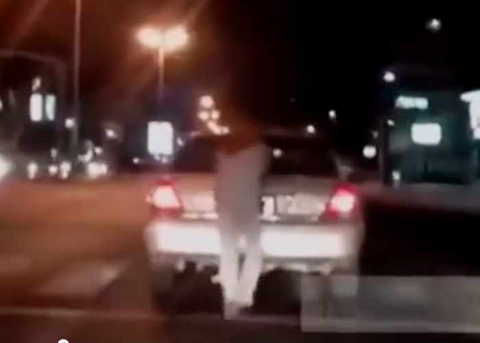 “بالفيديو” سعودي يخفي لوحة سيارته عن نظام ساهر بطريقة غريبة ومضحكة