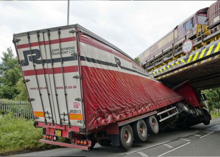 "بالصور" شاحنة بريطانية تصطدم بأحد جسور القطارات في بريطانيا 3