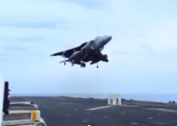 "بالفيديو" شاهد طيار مقاتل يضطر للهبوط على طائرة تعطلت عجلاتها وينجح ببراعه 2