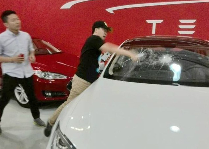 "بالصور" صيني يحطم سيارته من نوع تسلا خلال استلامها له بسبب تأخير التسليم Tesla China 2