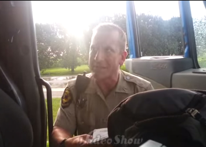 "فيديو" سائق شاحنة يوبخ شرطي مرور ارتكب مخالفات مرورية! 3