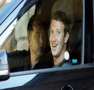 فولكس فاجن ترسل هدية سيارة إلى مارك زوكربيرج مؤسس فيس بوك لقيادته جولف GTI