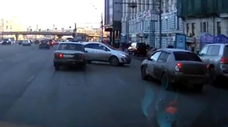 “بالفيديو” شاهد أغرب وأخطر طريقة لركن السيارة وسط الزحام
