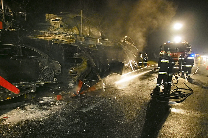 “بالصور” حادث شنيع يتسبب في حرق 6 سيارات مرسيدس بنز CLA بعد انتاجهم بساعات
